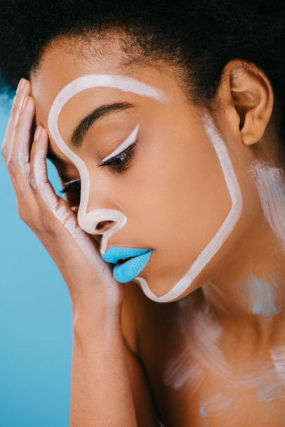 attrayant jeune femme avec maquillage créatif isolé sur bleu
 - Photo, image
