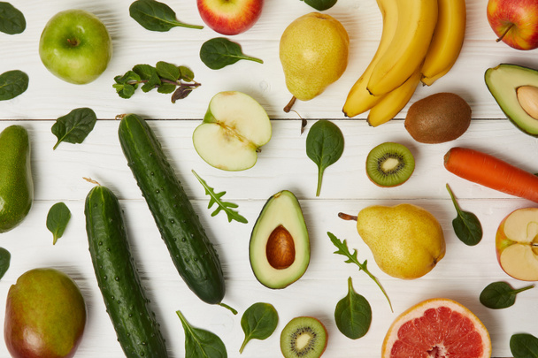 вид зверху барвистих фруктів і овочів на дерев'яному фоні
  - Фото, зображення