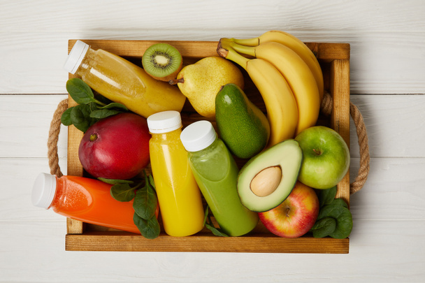 vue du dessus des fruits et smoothies de désintoxication dans une boîte en bois
 - Photo, image