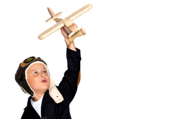 Mały chłopiec z drewniany samolot. - Zdjęcie, obraz