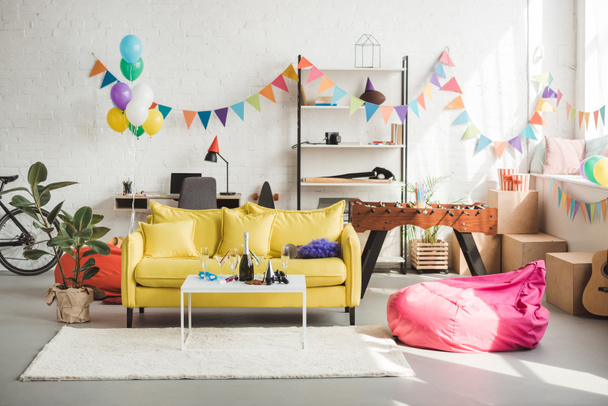Interior of cozy room decorated with balloons and garland for party - Foto, afbeelding