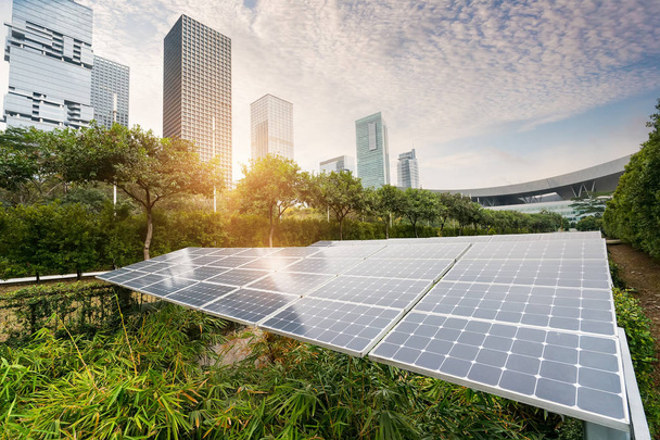 Panneaux solaires dans le parc de la ville moderne - Photo, image