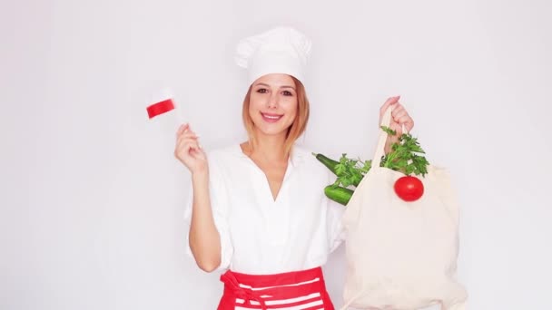 γυναίκα στο μάγειρα ομοιόμορφη εκμετάλλευση τσάντα με διαφορετικά λαχανικά και πολωνική σημαία  - Πλάνα, βίντεο