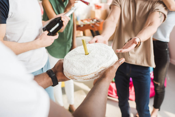 パーティーでケーキで誕生日を祝う人々 のビューをトリミング - 写真・画像