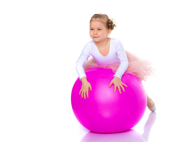 little girl doing exercises on a big ball for fitness. - Foto, afbeelding