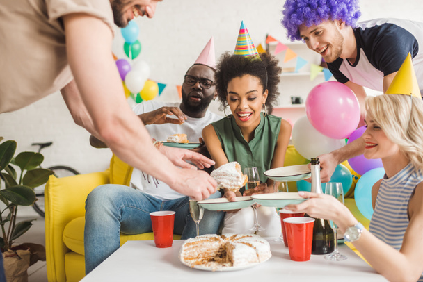 Junge multiethnische Menschen feiern mit Geburtstagstorte - Foto, Bild