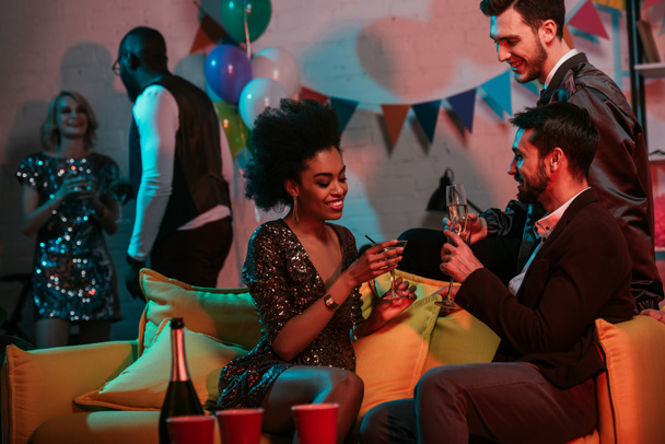 Muži a ženy slaví s nápoji na domácí párty - Fotografie, Obrázek