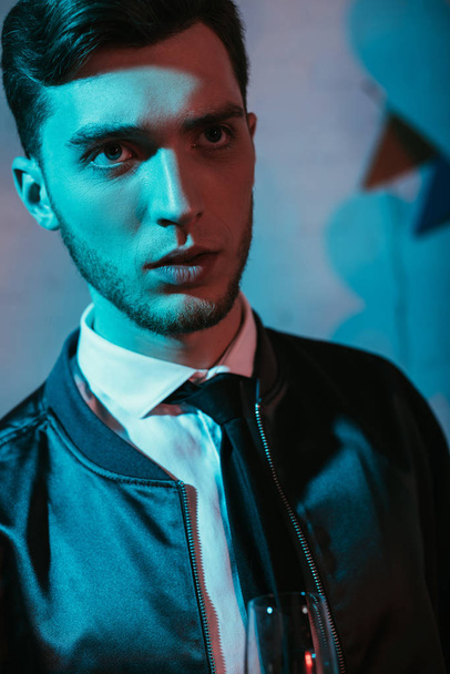 Stilvoller junger bärtiger Mann im Blaulicht - Foto, Bild