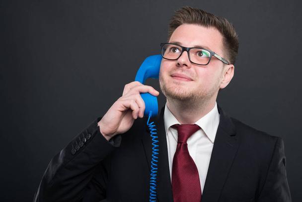 Hombre joven de negocios hablando por teléfono azul recibir
 - Foto, Imagen