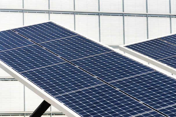 Kék forgó napelemek billenő tengelyű nyomkövető, jövőbeli innovációs energia koncepció - Fotó, kép