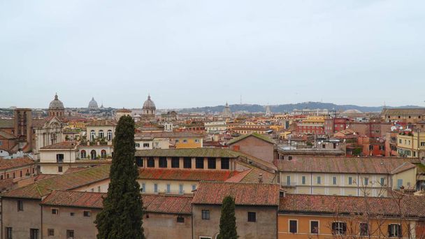 Punaiset katot Rooman kaupungissa, Italiassa
 - Valokuva, kuva