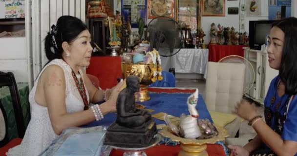 Τοπικού ναού τσιγγάνων διαβάζοντας τα χαρτιά του μια τοπική γυναίκα της Ταϊλάνδης στην Μπανγκόκ της Ταϊλάνδης - Πλάνα, βίντεο