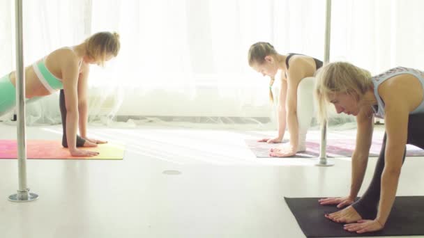 Két nő csinál jóga gyakorlatok-a stúdió. - Felvétel, videó