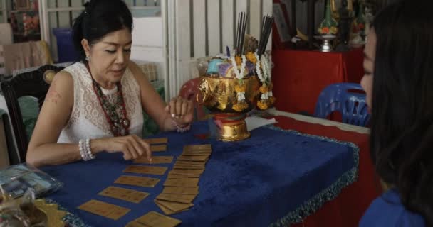 Paikallinen temppeli mustalainen käsittelyssä kortit paikallisen thaimaalainen nainen Bangkokissa Thaimaassa
 - Materiaali, video
