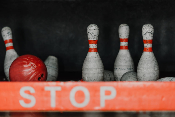 Bowling golyó zúzás a csap mögött stoptábla - Fotó, kép