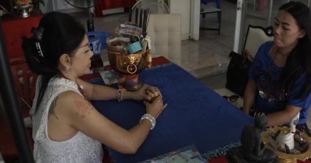 Lokale tempel zigeuner lezen van de kaarten van een lokale Thaise vrouw in Bangkok Thailand - Video