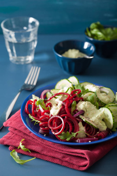 spiralized juurikas ja kurkku salaatti avokado kastike, terveys
 - Valokuva, kuva