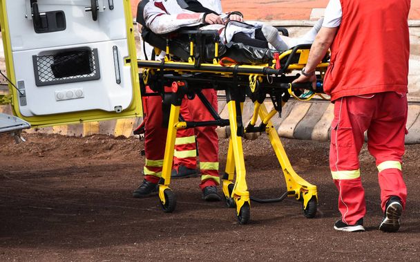 Персонал скорой помощи с носилками на спортивной трассе
 - Фото, изображение