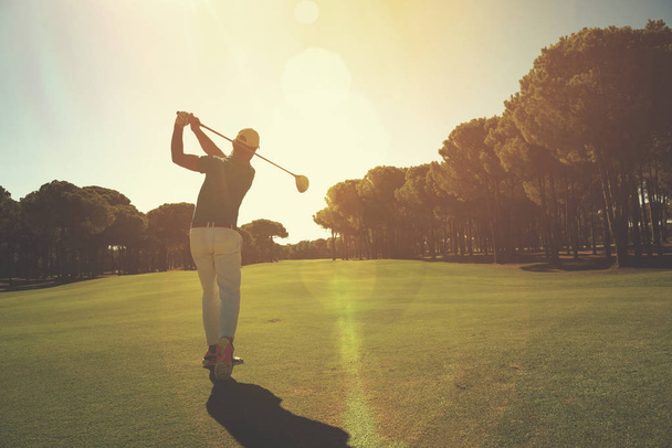 jugador de golf profesional tiro pelota
 - Foto, Imagen