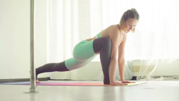 Bir kadının Studio germe yoga egzersizleri yapması. - Video, Çekim