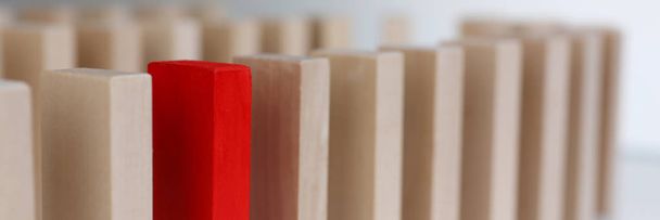 Une rangée de blocs de bois de loterie gagnante rouge
 - Photo, image