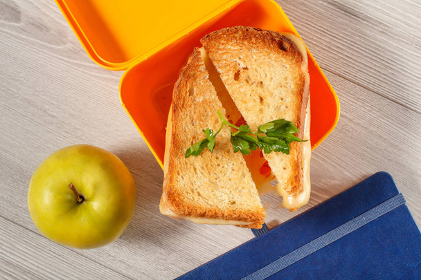 Sárga szendvics box szelet pirított kenyeret, sajtot és gre - Fotó, kép