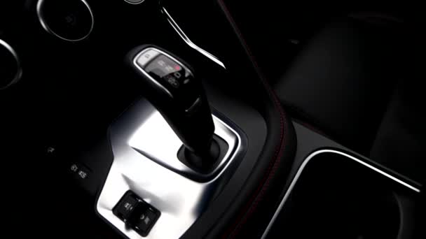 Bovenaanzicht spoor video van shift knop voor automatische versnellingsbak in auto-interieur  - Video