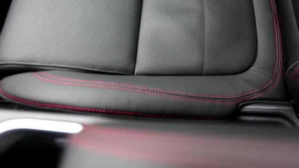 Deri koltuğun araba iç içeride kırmızı iplik dikiş. Demiryolu video görüntüleri - Video, Çekim