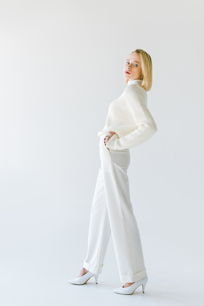 Widok z boku piękne stylowe kobiety Blondynka w białych strojach pozowanie na białym - Zdjęcie, obraz