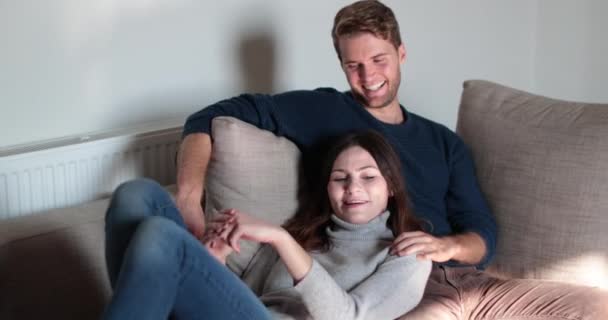 couple relaxant sur canapé à la maison - Séquence, vidéo