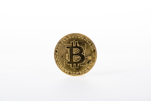 close-up view of single shiny bitcoin isolated on white - Foto, Bild