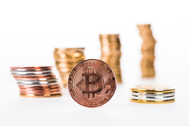 bitcoin és halmozott érmék elszigetelt fehér kiadványról - Fotó, kép
