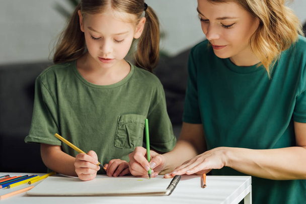 cropped shot of mother and daughter drawing with colored pencils at home  - Fotoğraf, Görsel