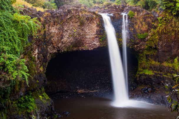Cachoeira tropical na ilha grande hawaii perto de hilo
 - Foto, Imagem