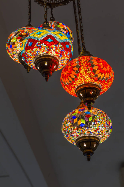 Hermosas lámparas árabes en el zoco de Nizwa, Omán
 - Foto, imagen