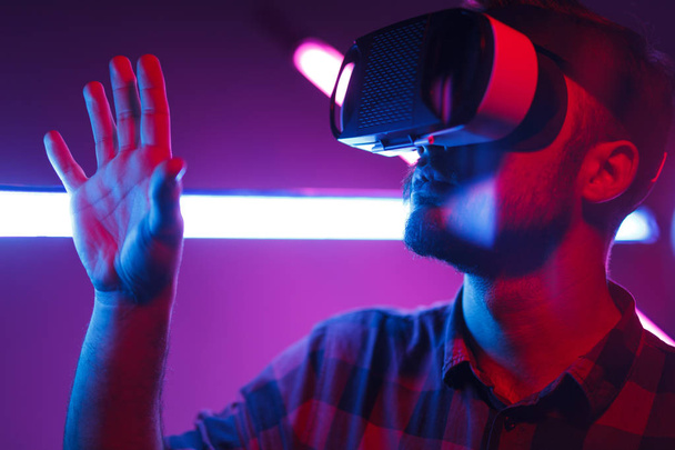 Bearded guy touching new world in VR glasses - 写真・画像