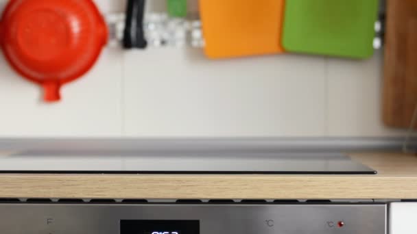 Tiszta konyha panel, egy kályha és a háttér hang konyhai eszközök. - Felvétel, videó