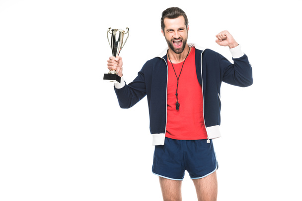opgewonden sportieve trainer schreeuwen en houden trofee cup, geïsoleerd op wit - Foto, afbeelding