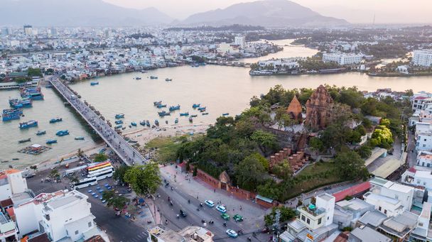 ニャチャン市とポーナガール - ベトナム中部で最も人気のある観光地の古代の塔上空撮 - 写真・画像