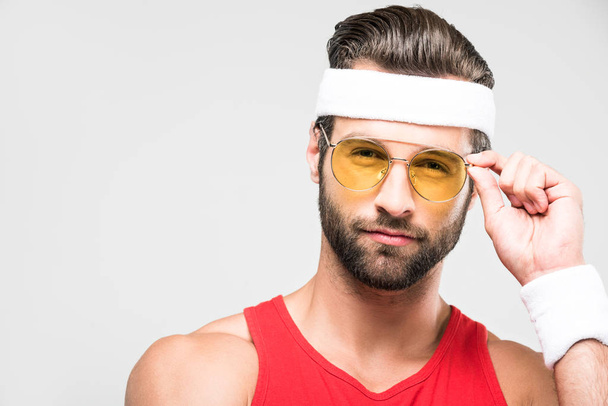 portrait de sportif en lunettes de soleil rétro et vêtements de sport, isolé sur blanc
 - Photo, image