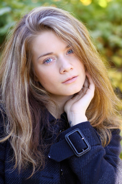 Close up portrait of young blonde beautiful woman in autumn park - Foto, imagen