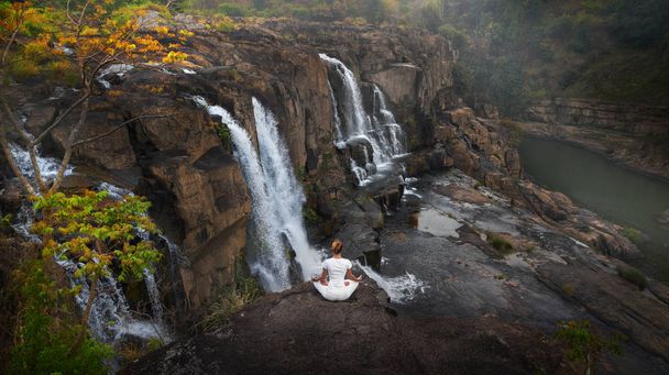 Спокій і йоги займатися в Pongour Falls, В'єтнам - Фото, зображення