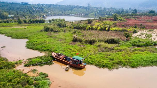 AERIAL 4K: Barco de madeira como fazenda rural e casa para a vida cotidiana no rio no Vietnã do Norte
 - Foto, Imagem
