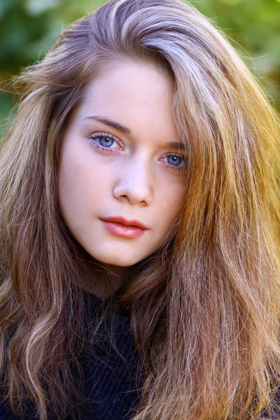 Close up portrait of young blonde beautiful woman in autumn park - Fotoğraf, Görsel