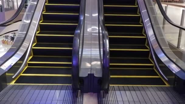 Ανεβαίνοντας την κυλιόμενη σκάλα σε ένα δημόσιο χώρο. βίντεο HD 1080 - Πλάνα, βίντεο