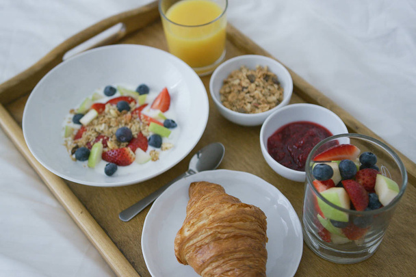 Υγιή ανάμικτες πρωινό που σερβίρεται στο δίσκο - Φωτογραφία, εικόνα