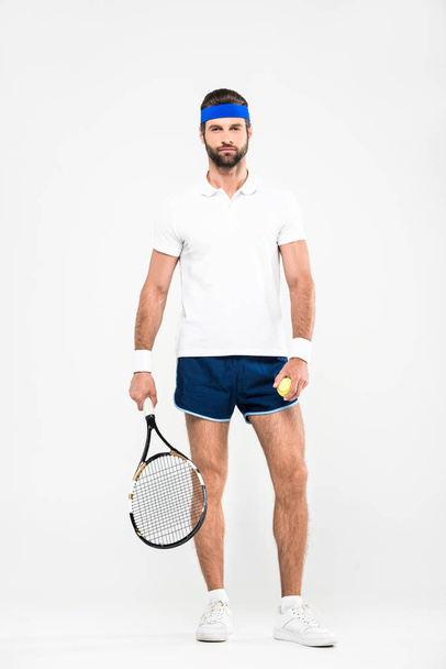 тенісист в ретро сонцезахисних окулярах тримає ракетку і м'яч, ізольований на білому
  - Фото, зображення