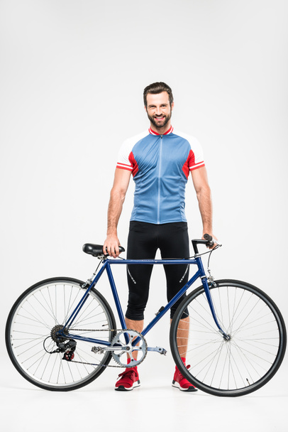 красивий веселий велосипедист у спортивному одязі позує з велосипедом, ізольований на білому
 - Фото, зображення
