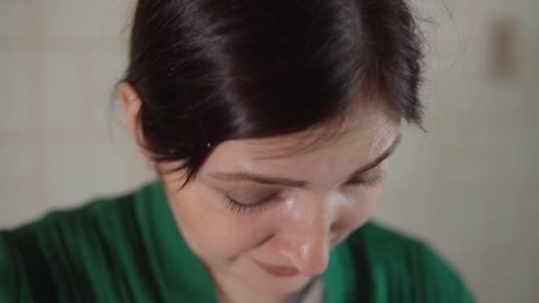 Egy zöld pulóvert barna nő sír - Felvétel, videó