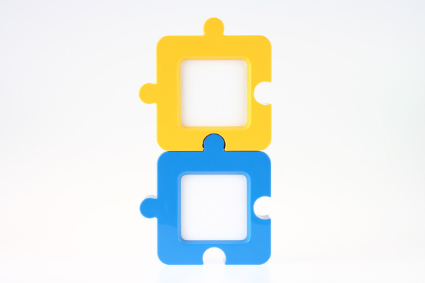 paar van jigsaw-shape verticaal photo frame in geel en blauw - Foto, afbeelding